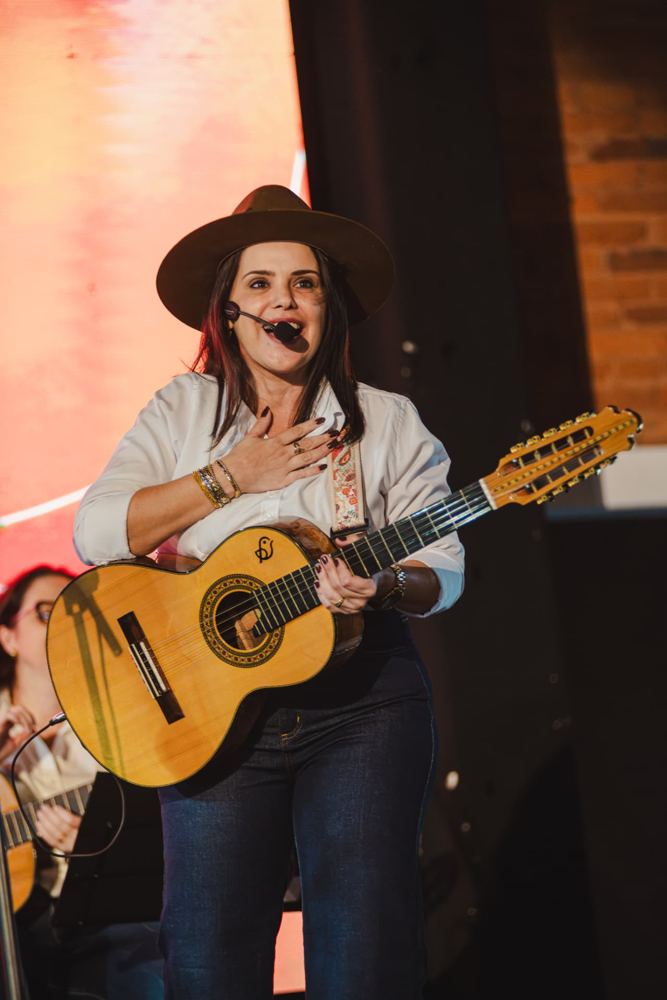Marcela Costa, violeira e educadora musical de Piracicaba, segurando a viola caipira